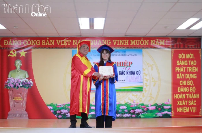 Trường Cao đẳng Kỹ thuật Công nghệ Nha Trang trao bằng tốt nghiệp cho 302 học sinh