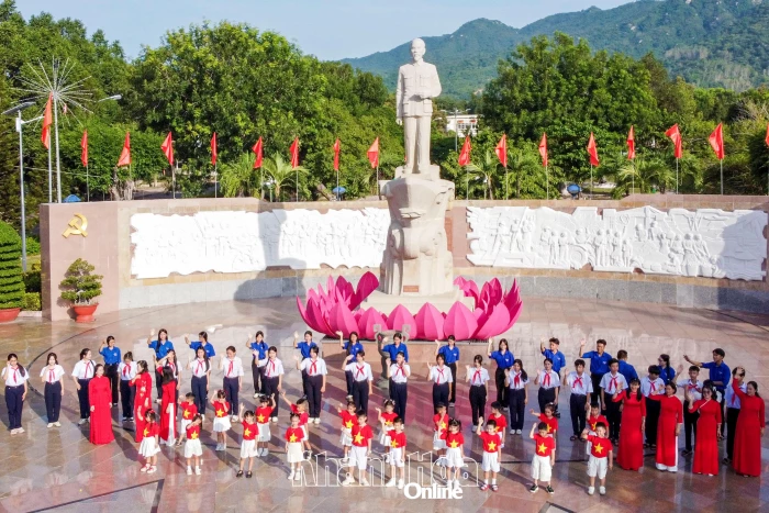 Kỷ niệm 80 năm Ngày Chủ tịch Hồ Chí Minh đến vịnh Cam Ranh (18-10-1946 - 18-10-2026): Bác Hồ trong lòng dân Khánh Hòa