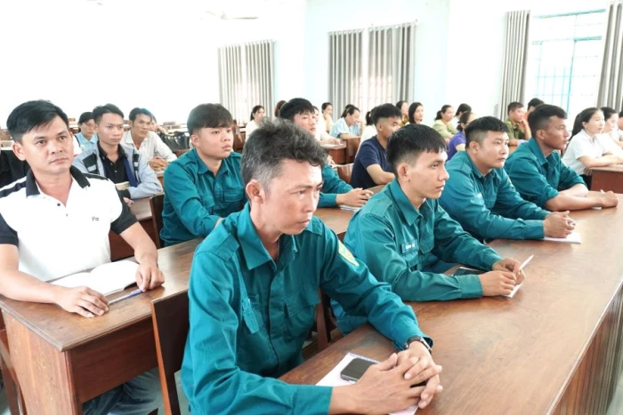 Trung tâm Chính trị xã Vạn Ninh bồi dưỡng lý luận chính trị cho 54 đảng viên mới