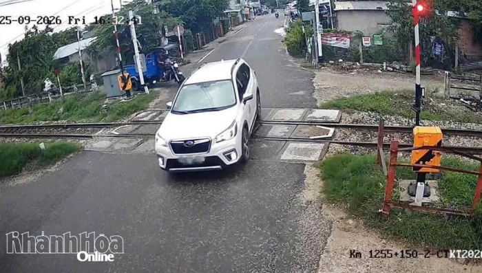 Xử phạt tài xế ô tô vượt đường ngang khi đèn đỏ đã bật