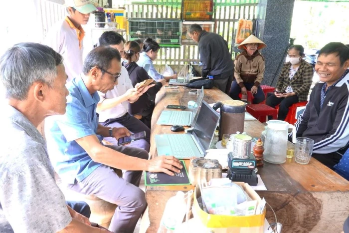 Xã Đông Khánh Sơn triển khai hướng dẫn cập nhật dữ liệu cho đảng viên cao tuổi