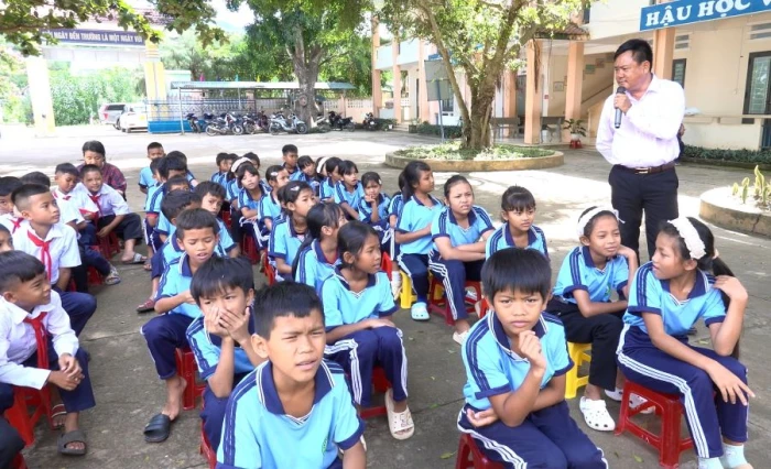 Tập huấn phòng, chống thiên tai và kỹ năng sơ cấp cứu cho học sinh xã Đông Khánh Sơn