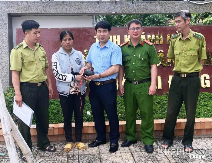 Người dân xã Bác Ái Đông tự nguyện giao nộp gà lôi tía, thả về rừng đặc dụng Phước Bình