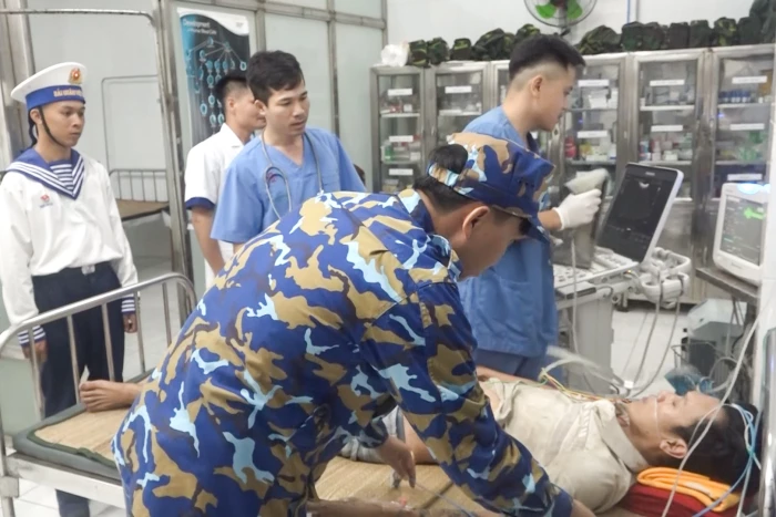 Bệnh xá đảo Song Tử Tây cấp cứu ngư dân bị đau thắt ngực