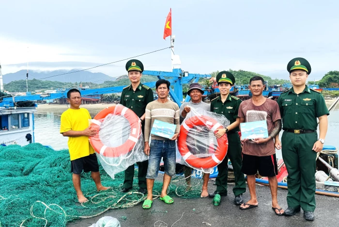 Đồn Biên phòng Ninh Hải tuyên truyền chống khai thác IUU