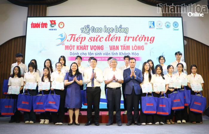 Báo Tuổi Trẻ trao học bổng “Tiếp sức đến trường” cho tân sinh viên Khánh Hòa