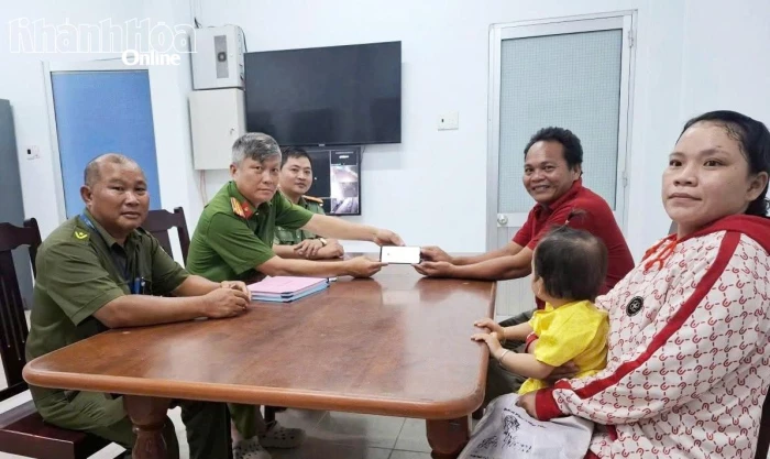 Công an phường Đông Hải hỗ trợ trao trả điện thoại đánh rơi cho người dân