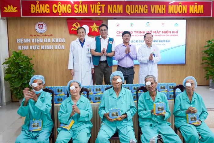 Mổ mắt miễn phí cho 100 người cao tuổi ở khu vực Ninh Hòa