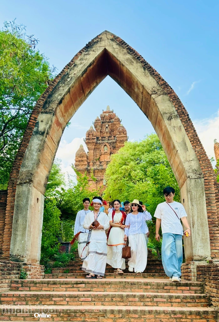 Gần 50 doanh nghiệp lữ hành khảo sát du lịch văn hóa dân tộc Chăm và Raglai