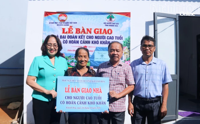 Bàn giao 2 căn nhà cho người cao tuổi có hoàn cảnh khó khăn