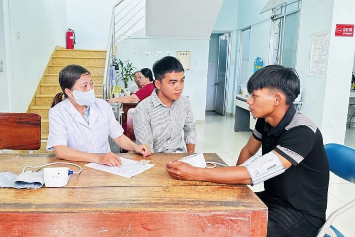 Xã Khánh Sơn khám sơ tuyển sức khỏe cho 136 công dân