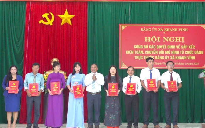 Đảng ủy xã Khánh Vĩnh công bố các quyết định sắp xếp, kiện toàn, chuyển đổi mô hình tổ chức đảng trực thuộc