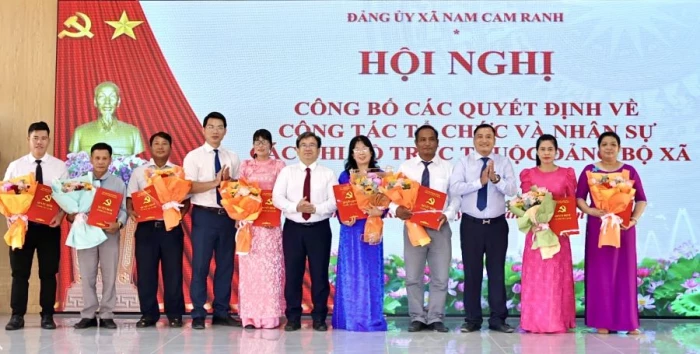 Xã Nam Cam Ranh công bố các quyết định về công tác tổ chức, cán bộ