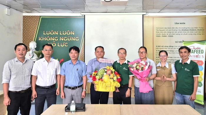 Lãnh đạo xã Tây Ninh Hòa thăm, tặng quà doanh nghiệp nhân Ngày Doanh nhân Việt Nam