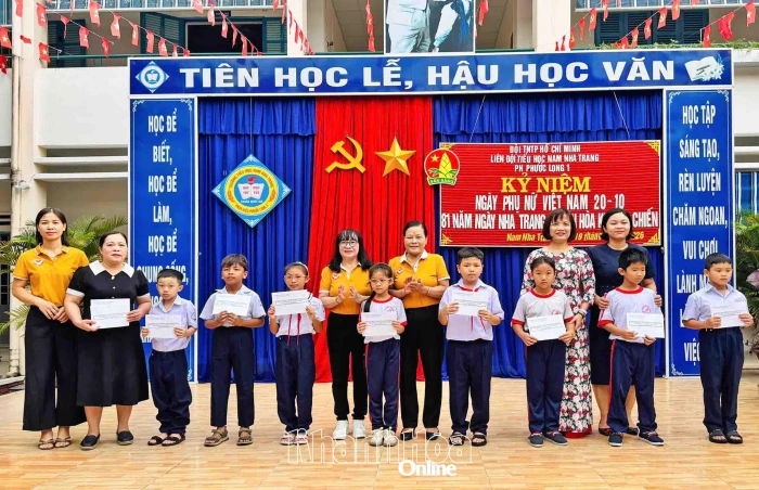 Hội Khuyến học phường Nam Nha Trang trao 30 suất học bổng cho học sinh có hoàn cảnh khó khăn