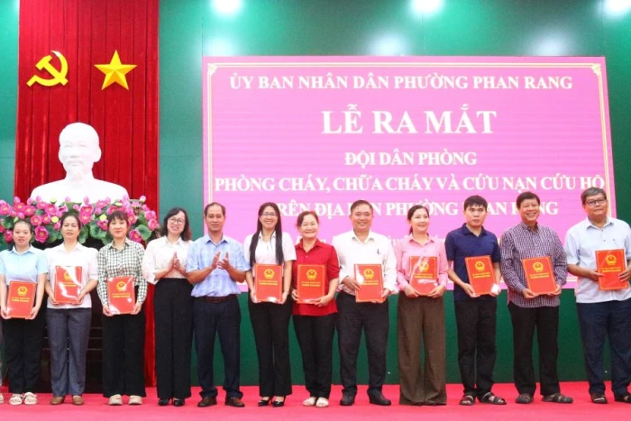 Phường Phan Rang ra mắt Đội dân phòng phòng cháy, chữa cháy và cứu nạn cứu hộ