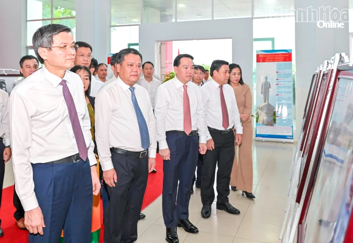 Triển lãm ảnh "Chủ tịch Hồ Chí Minh trong hành trình thực hiện khát vọng hòa bình và độc lập dân tộc"
