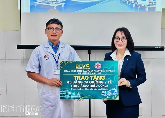 BIDV - Chi nhánh Khánh Hòa trao tặng 45 băng ca giường y tế