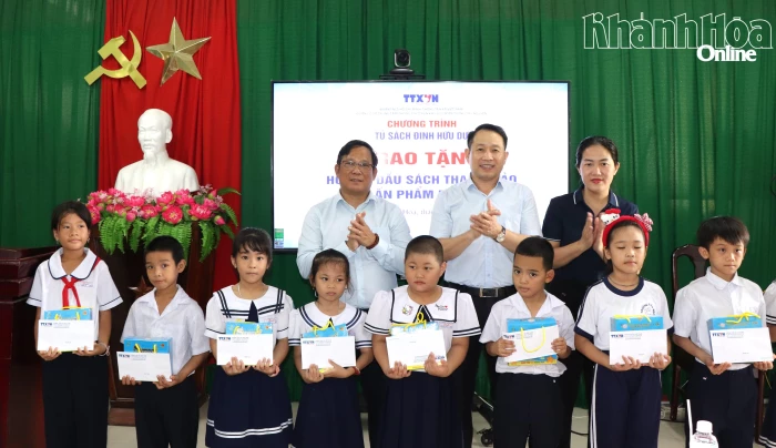 Thông tấn xã Việt Nam tặng sách cho học sinh và chia sẻ về tin giả cho sinh viên