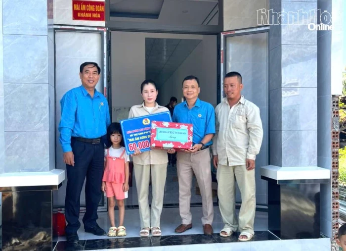 Liên đoàn Lao động tỉnh Khánh Hòa bàn giao mái ấm công đoàn cho đoàn viên
