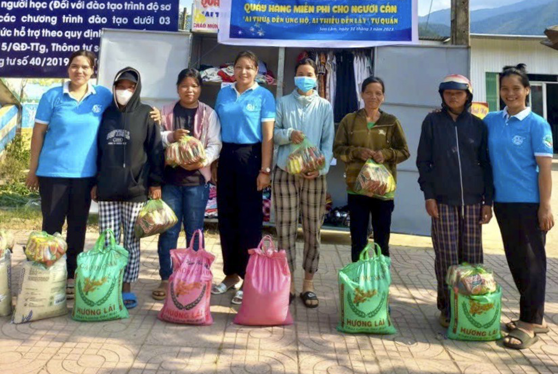 Nhóm thiện nguyện vì người nghèo ở vùng cao