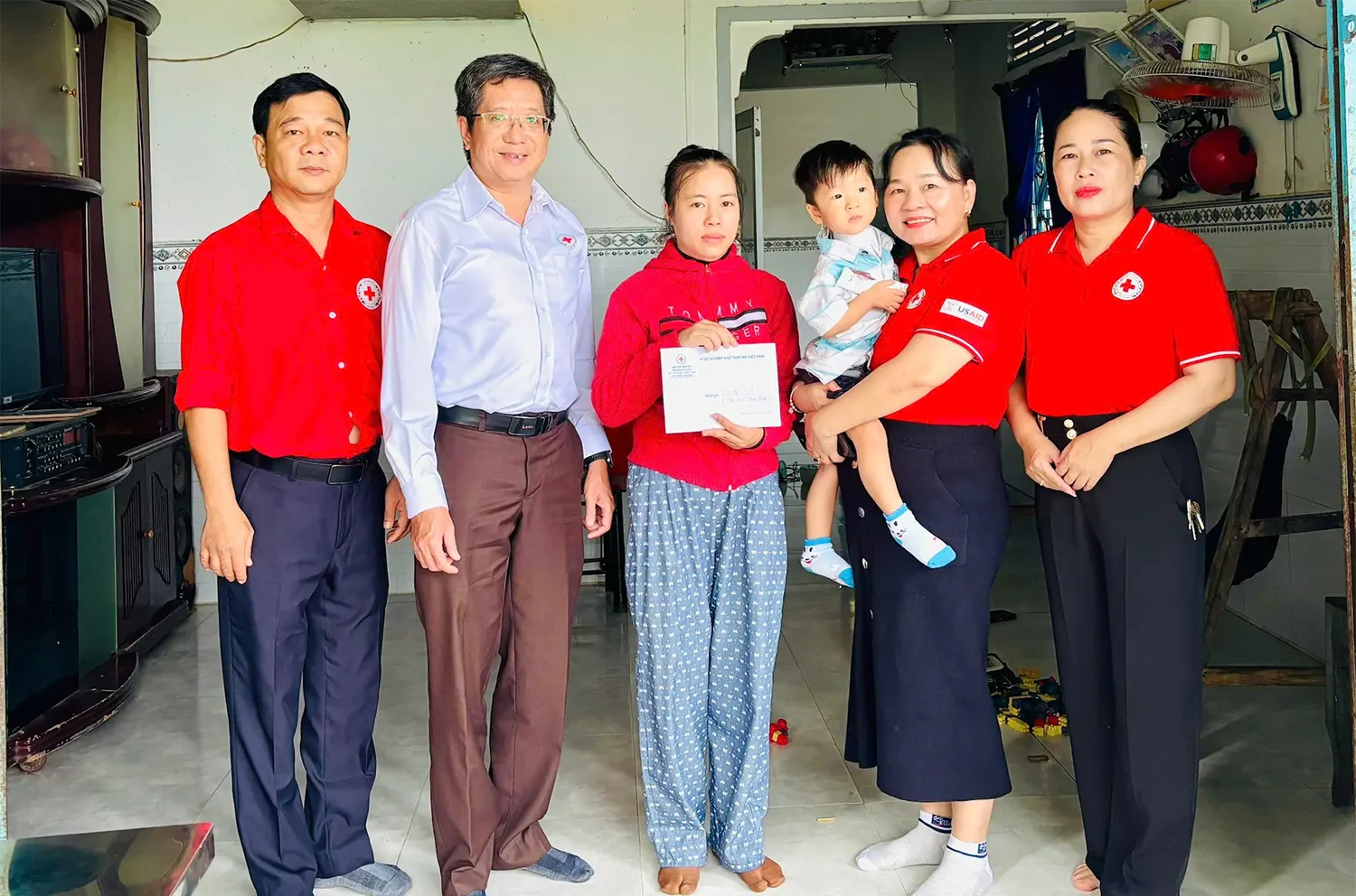 Lãnh đạo Hội Chữ thập đỏ tỉnh Khánh Hòa thăm và trao tiền hỗ trợ cho bệnh nhi có hoàn cảnh khó khăn