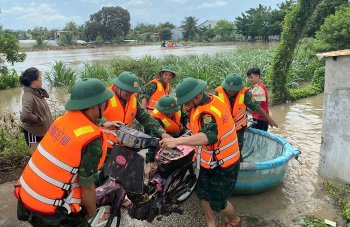 Bộ đội Biên phòng Khánh Hòa hỗ trợ người dân ứng phó mưa lớn kéo dài