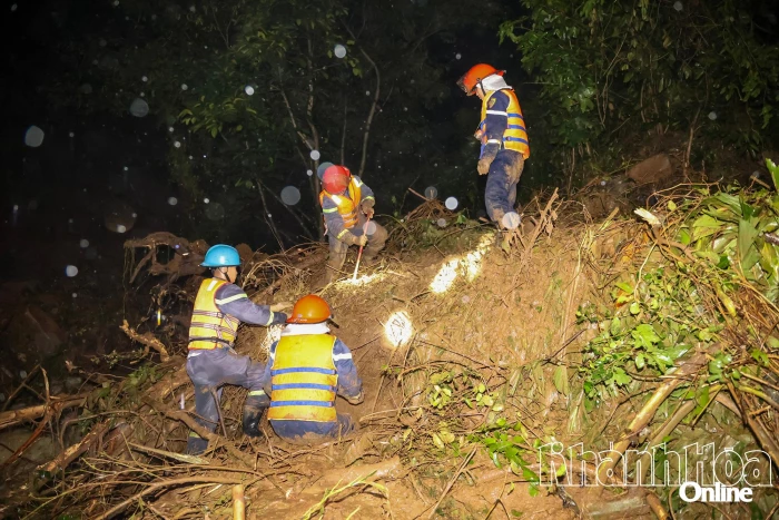 Sạt lở khu vực đèo Khánh Sơn, 3 người bị vùi lấp