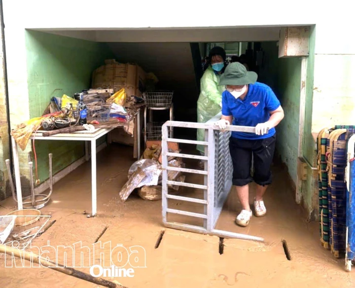 Trường Đại học Khánh Hòa hỗ trợ khắc phục hậu quả mưa lũ