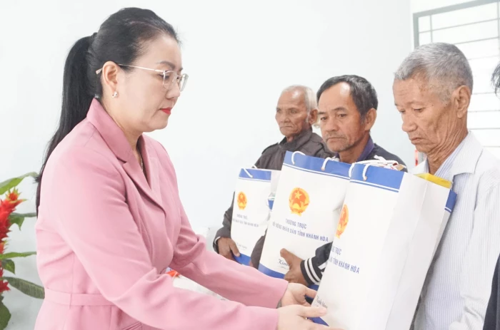 Phó Chủ tịch HĐND tỉnh Phạm Thị Xuân Trang thăm, tặng quà hỗ trợ người dân bị ảnh hưởng mưa lũ tại xã Cam An