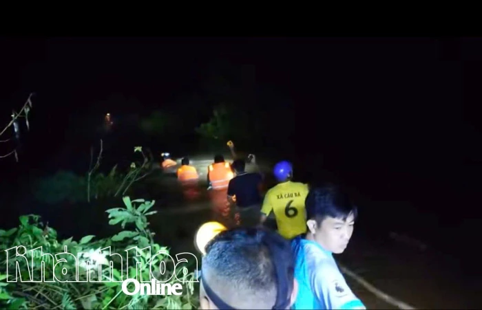 Xã Tây Khánh Vĩnh: Giải cứu thành công 3 người dân trong lũ