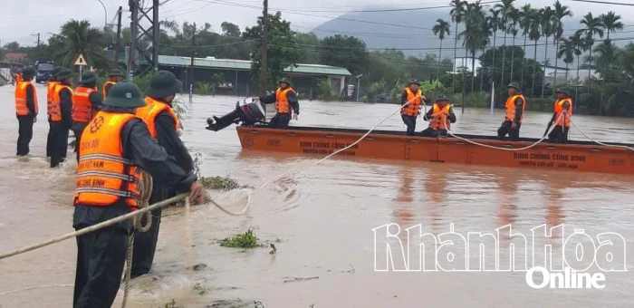Ban Chỉ huy Phòng thủ khu vực 3 - Cam Lâm nỗ lực giúp dân vùng lũ