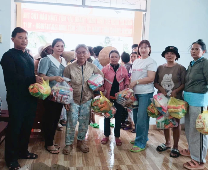 Hội Liên hiệp Phụ nữ xã Suối Dầu tặng quà, suất ăn miễn phí hỗ trợ người dân thôn Suối Lau 1