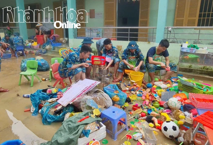 Sư đoàn Phòng không 377 tích cực giúp nhân dân khắc phục hậu quả sau lũ