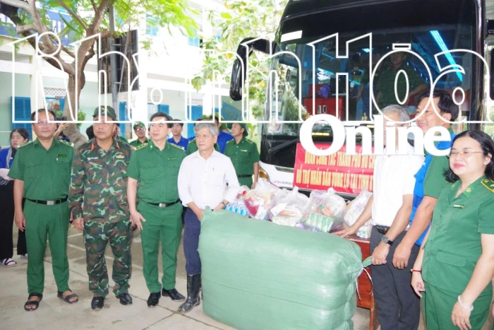 Bộ Chỉ huy Quân sự tỉnh Khánh Hòa tiếp tục tiếp nhận hơn 1.000 tấn hàng cứu trợ từ TP. Hồ Chí Minh