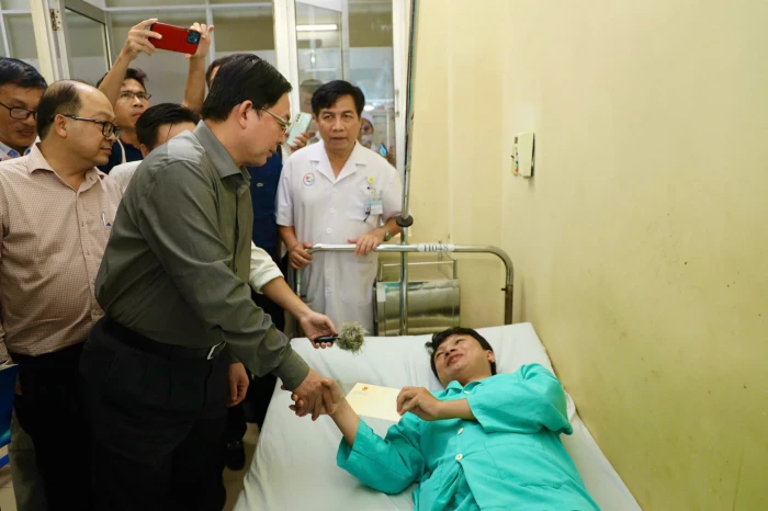 Phó Thủ tướng Chính phủ Hồ Quốc Dũng thăm các nạn nhân vụ tai nạn trên đèo Khánh Lê