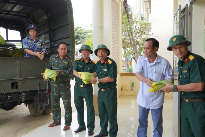 Trường Trung cấp Kỹ thuật miền Trung hỗ trợ 5 tấn gạo cho xã Diên Điền và phường Bắc Nha Trang