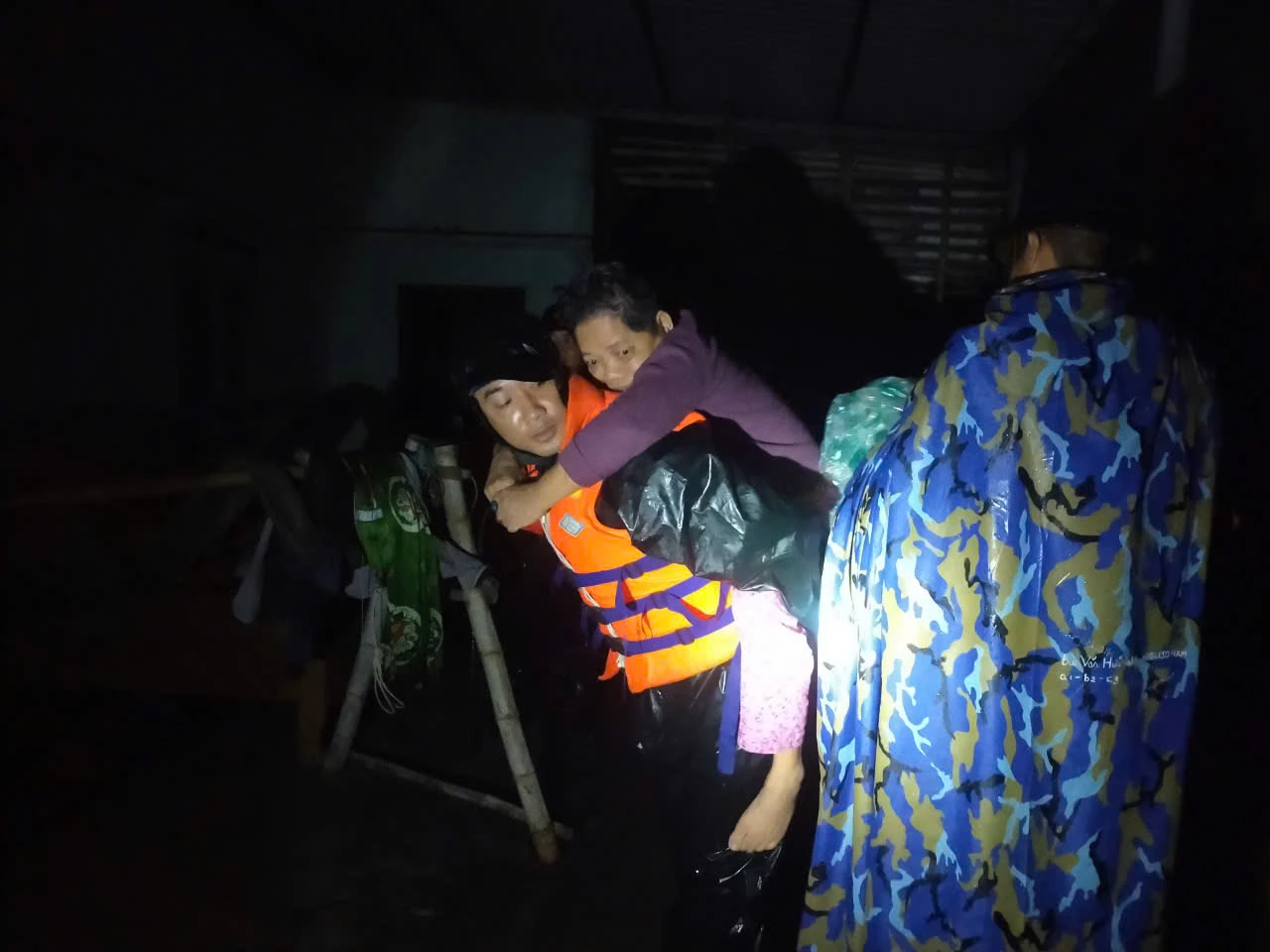 Làm gì khi bị mắc kẹt trên tầng cao hoặc trên nóc nhà trong lũ lụt?