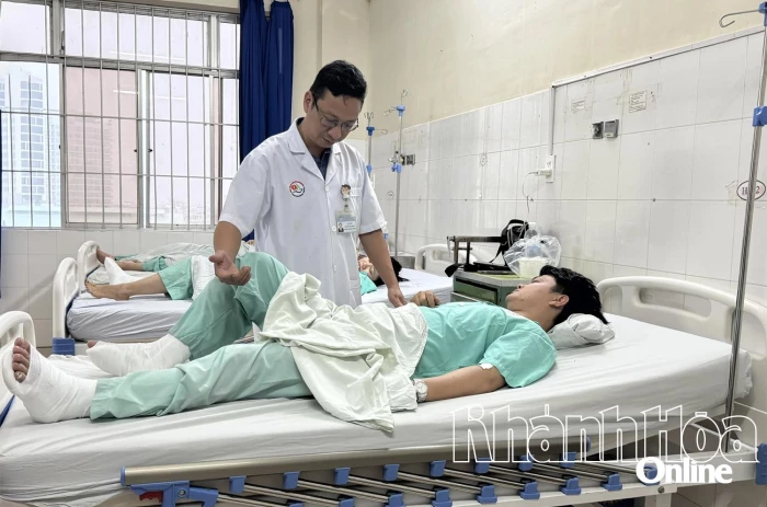 Khẩn trương cấp cứu, điều trị cho các nạn nhân vụ sạt lở trên đèo Khánh Lê