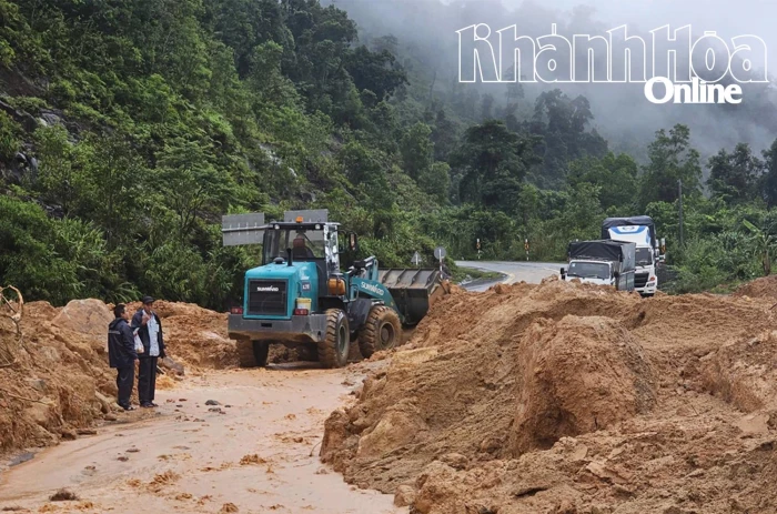 Khẩn trương khắc phục sạt lở tại các tuyến đường huyết mạch