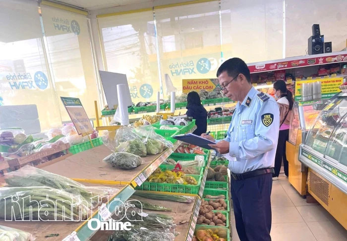 Lực lượng Quản lý thị trường tỉnh Khánh Hòa ra quân ổn định thị trường trong những ngày mưa bão