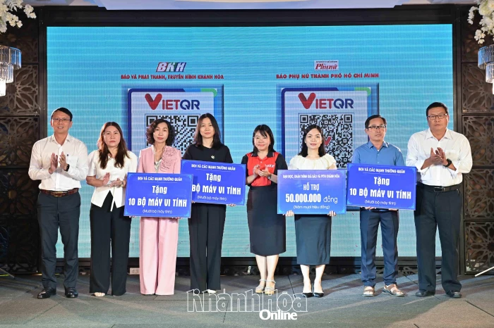 Tiếp sức đến trường cho học sinh vùng lũ