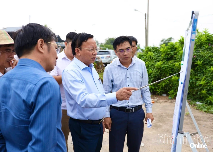 Phó Chủ tịch UBND tỉnh Lê Huyền kiểm tra vị trí xây dựng các khu tái định cư ở phía nam