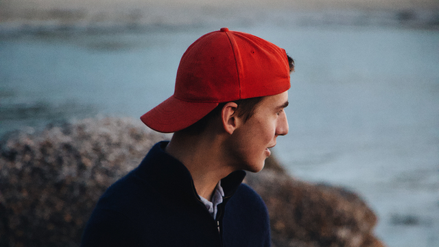 Cách khắc phục tình trạng đội mũ nhiều gây rụng tóc