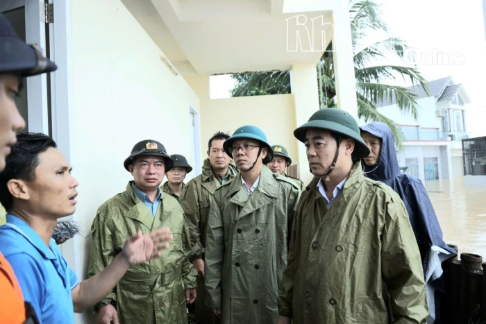 Bí thư Tỉnh ủy Nghiêm Xuân Thành vào rốn lũ Suối Hiệp động viên, chỉ đạo di dời người dân