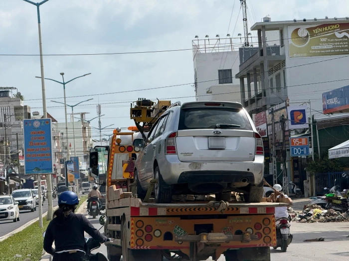 Hàng nghìn xe ô tô bị ngập nước chờ sửa chữa