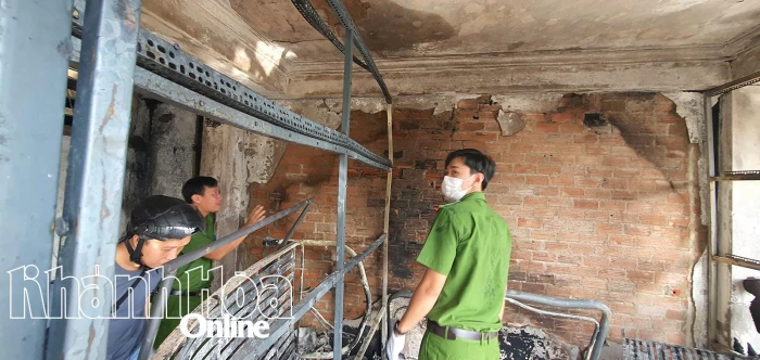 Cảnh sát đang điều tra hiện trường căn nhà 4 tầng bị cháy