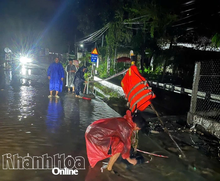 Xã Nam Cam Ranh: Mưa lớn gây ngập một phần Quốc lộ 27B, tàu dừng hoạt động chờ nước rút
