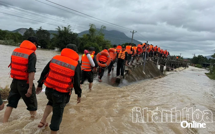 Lực lượng công an, quân đội được tăng cường tới phường Ba Ngòi khẩn trương di dời người dân