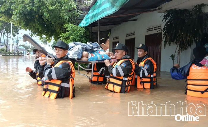 50 cán bộ, chiến sĩ Cảnh sát cơ động tăng cường đến phường Tây Nha Trang giúp dân